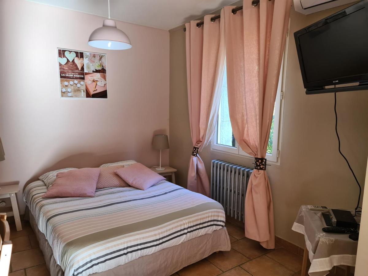 3 indépendants dans villa avec piscine terrasse, jardin, parking clos, wifi Meyreuil Esterno foto