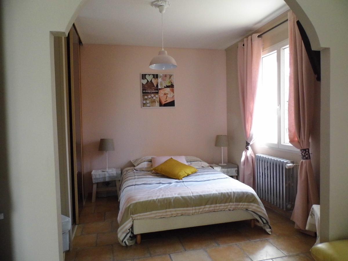 3 indépendants dans villa avec piscine terrasse, jardin, parking clos, wifi Meyreuil Esterno foto